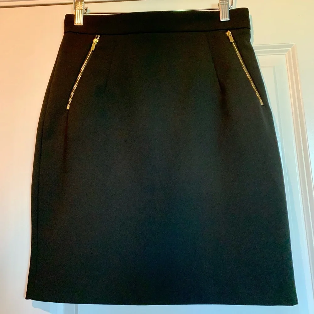 NWOT PENCIL SKIRT W/TWO FRONT FUNCTIONAL ZIPPERED POCKETS. GOLD ZIPPER IN BACK. - Picture 1 of 5